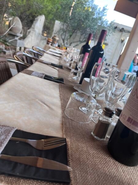 Table avec des couverts et des bouteilles de vin